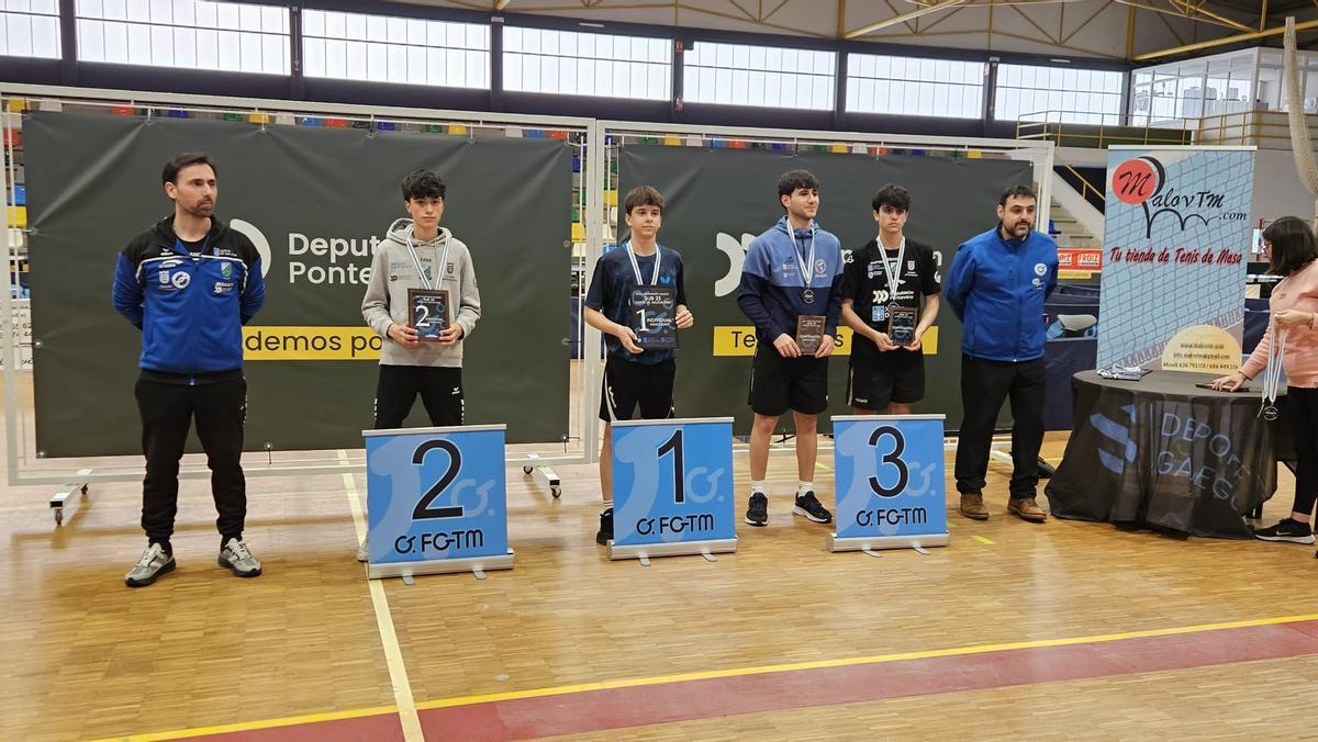 Imagen del podio del Campeonato Gallego sub 23 de tenis de mesa.