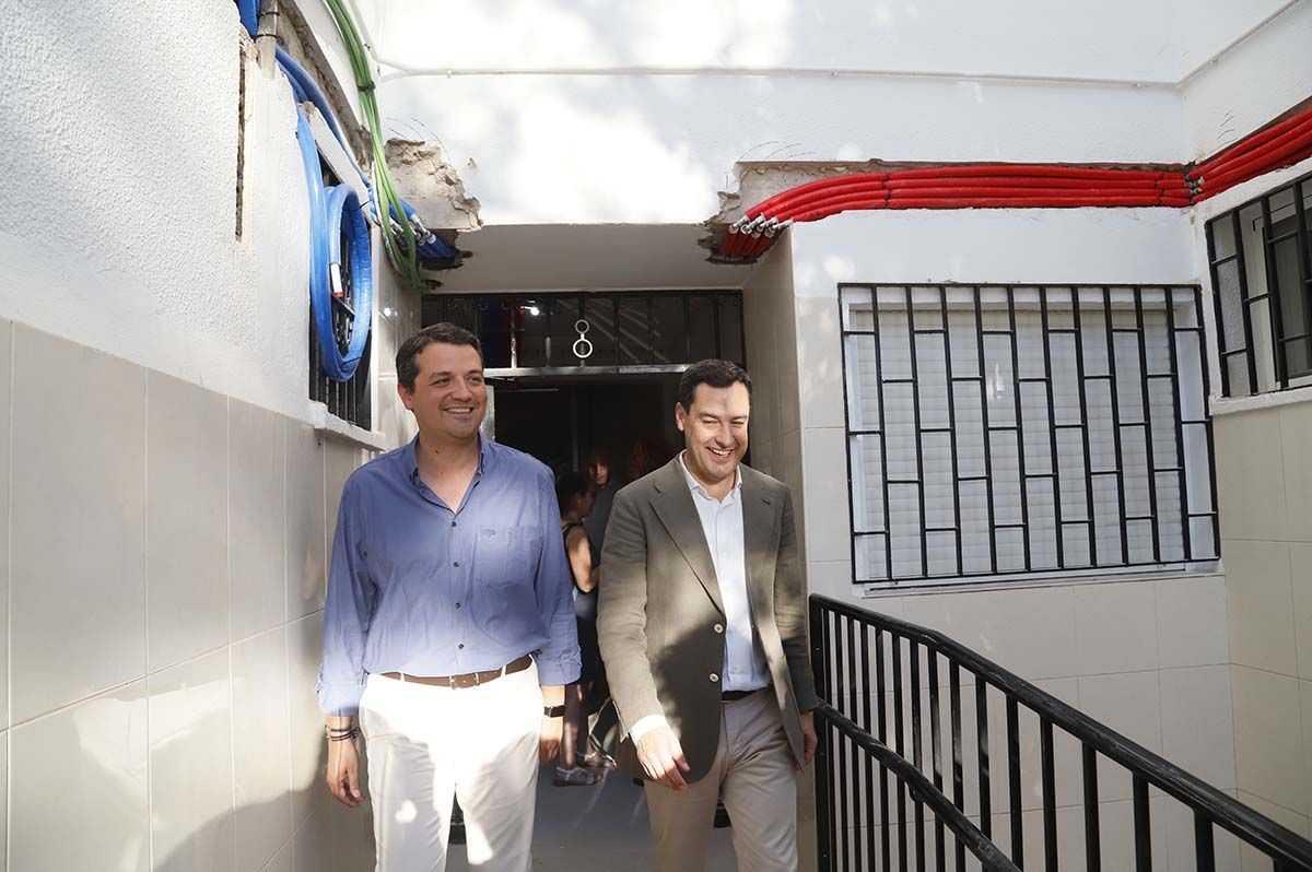 Juanma Moreno visita la Fuensanta para ver el estado de las obras de los ascensores del barrio (4).JPG