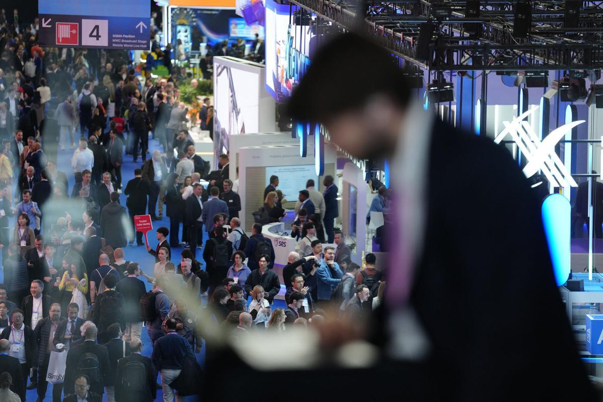 Un visitante durante la tercera jornada del Mobile World Congress 2026 (MWC)