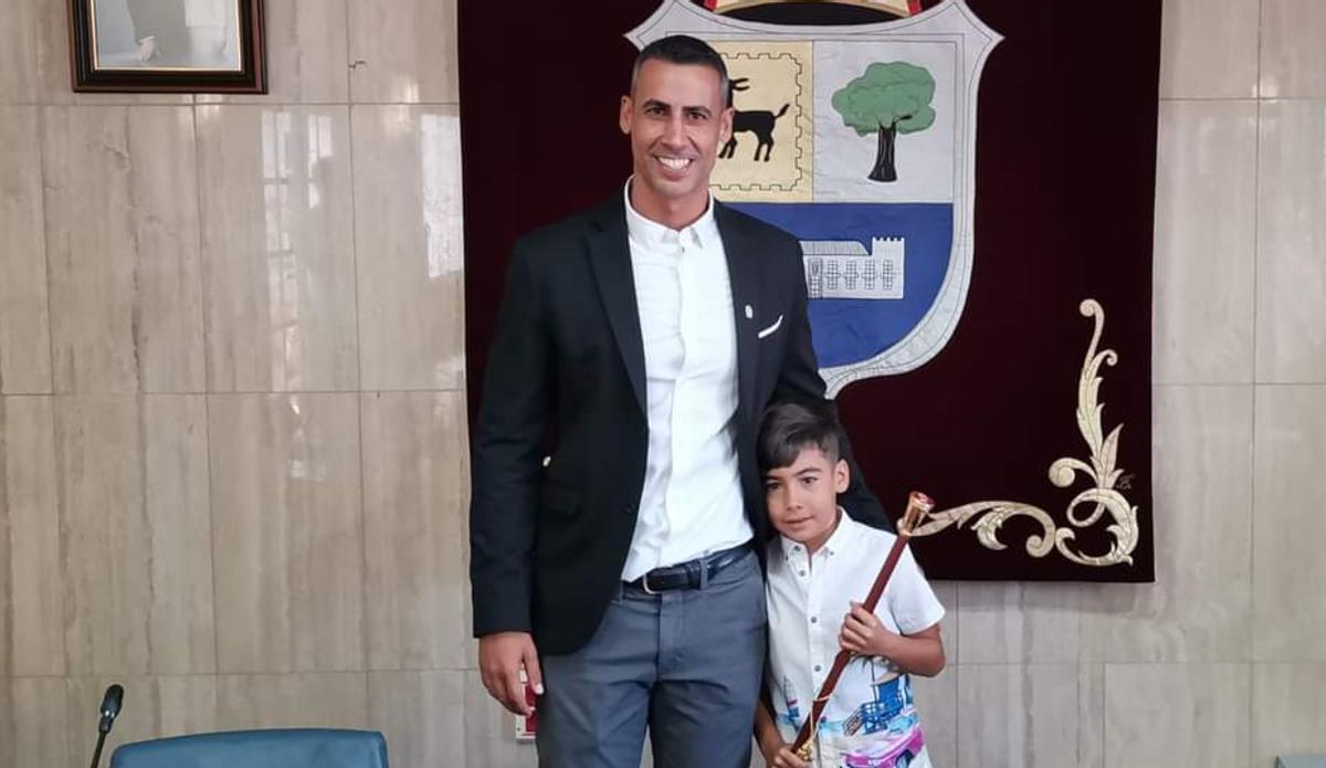 Isaí Blanco, con su hijo, tras tomar posesión como alcalde de La Oliva.