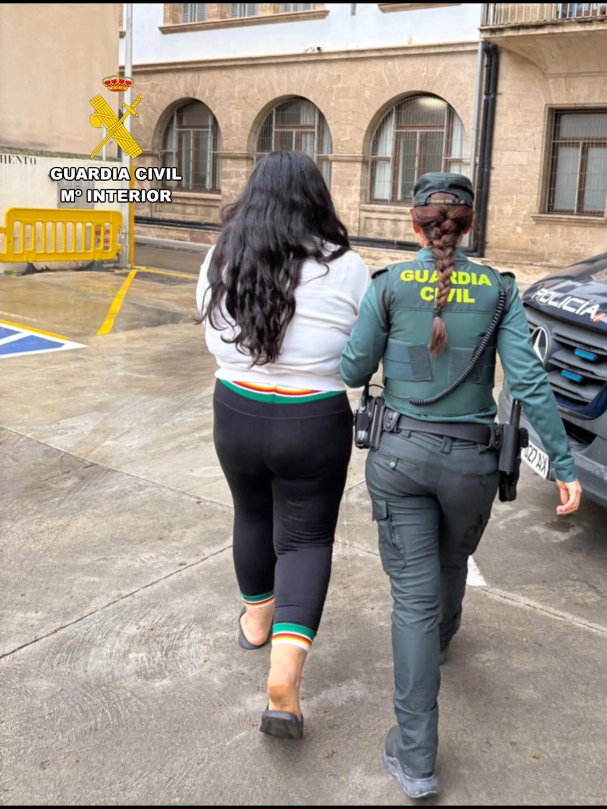 Una agente de la Guardia Civil conduce este lunes al juzgado de guardia a la detenida por amenazas de muerte con un cuchillo.