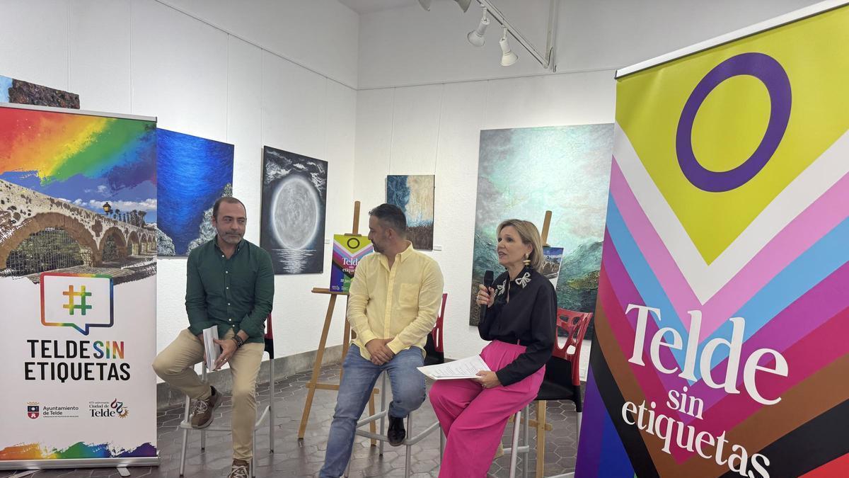 El representante de la empresa adjudicataria responsable del desarrollo de la campaña, Fran Romero; el alcalde de Telde, Juan Antonio Peña y la concejala de Igualdad, María Eugenia Melián durante la presentación de la programación del Día Munial del Orgullo LGBTIQ+.