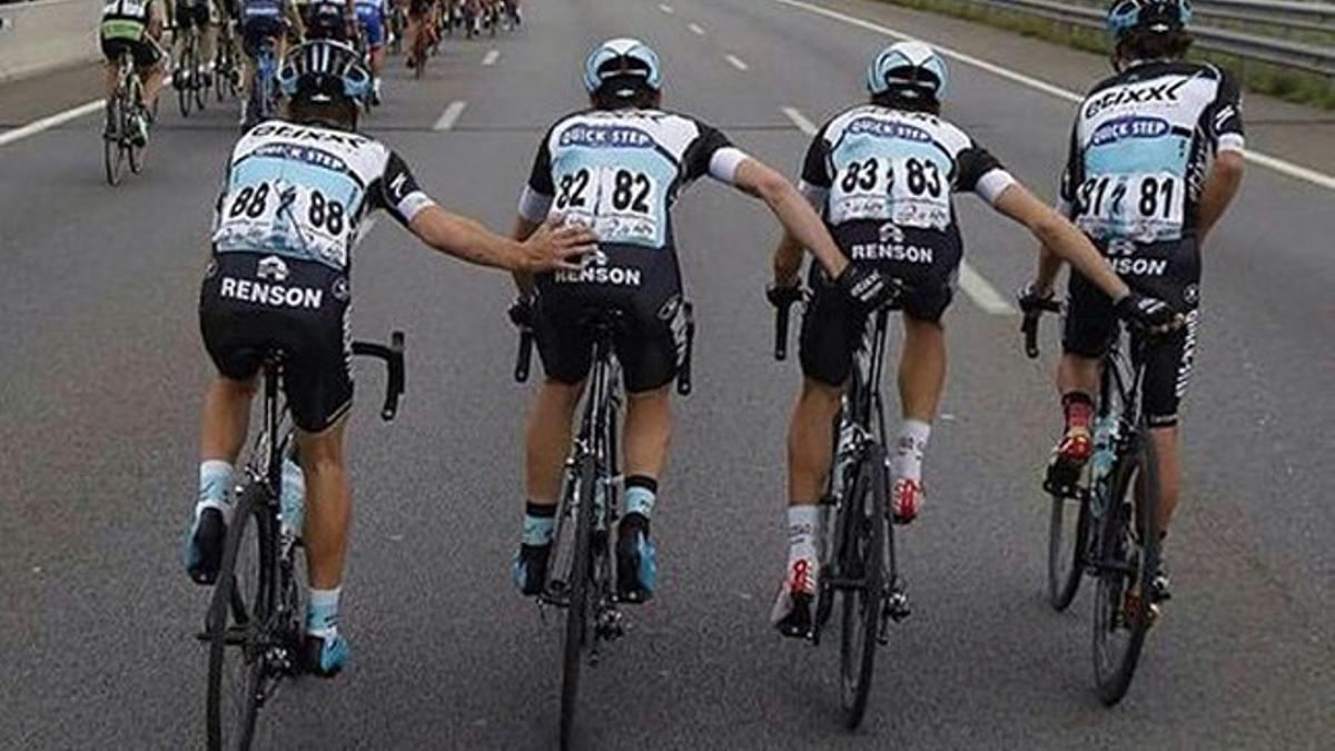 Rigoberto Urán (derecha) orina en plena carrera mientras sus compañeros le ayudan a mantener el equilibrio, durante la última etapa de la Volta a Catalunya