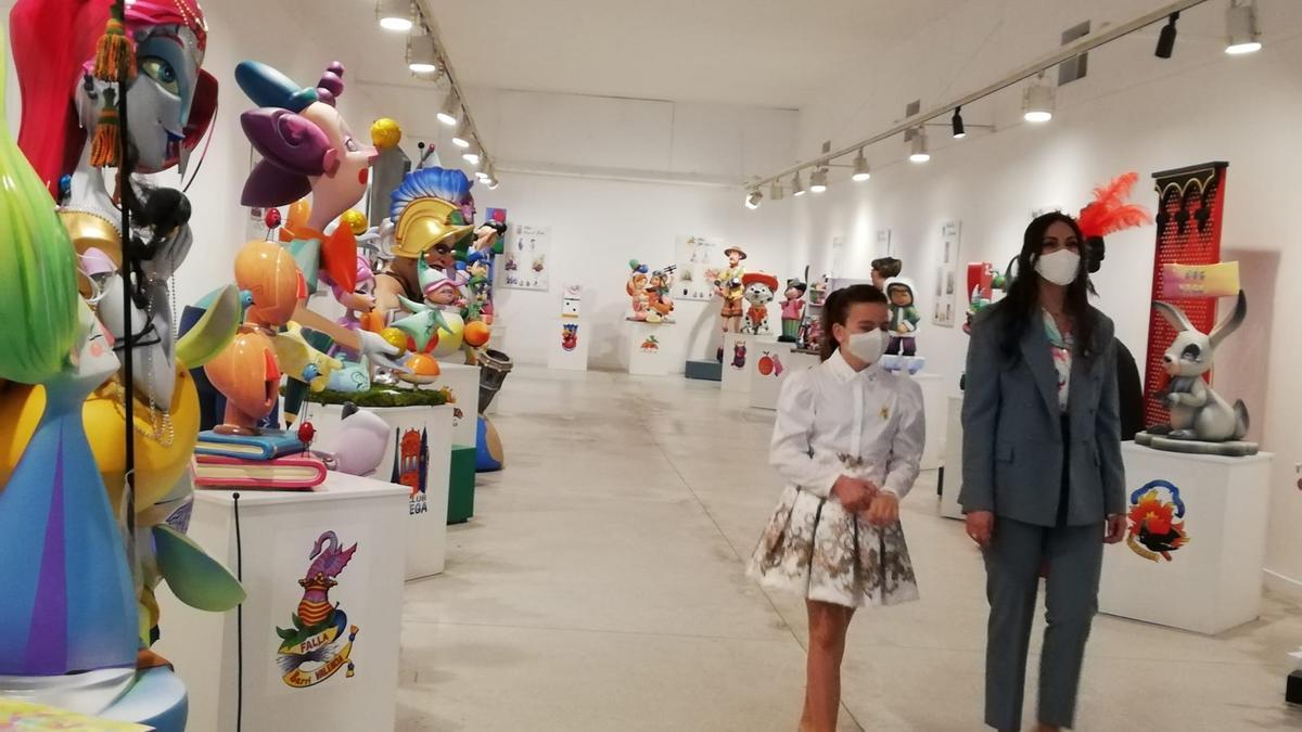 Los vecinos y visitantes pueden contemplar las creaciones de las 18 fallas de Burriana hasta el 14 de marzo en la sala de exposiciones del CMC la Mercé.