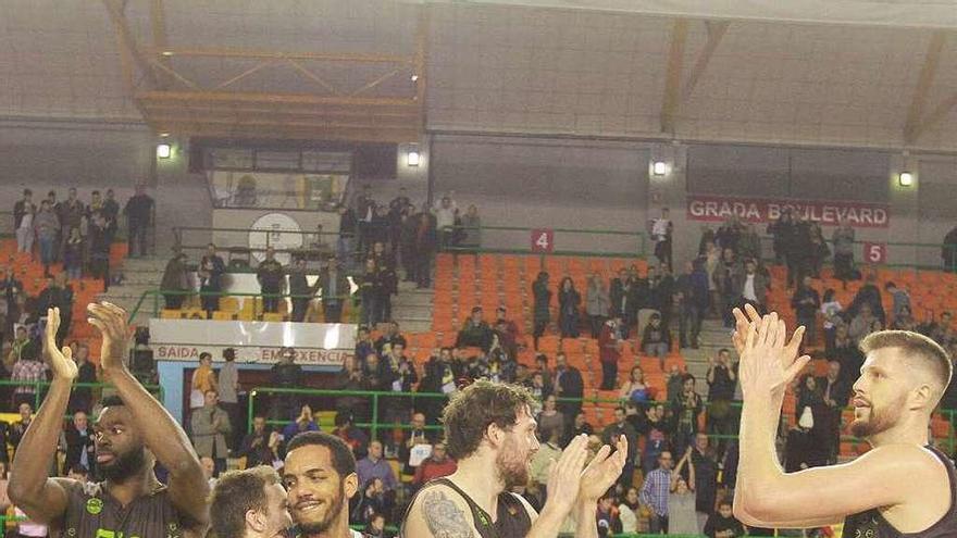 Los jugadores del Club Ourense Baloncesto festejan una victoria en el Paco Paz. // Iñaki Osorio