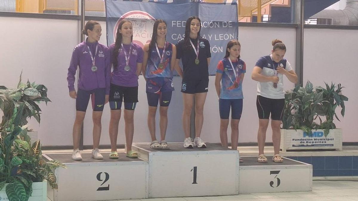 Uno de los podios conseguidos por el CD Natación San José Obrero en Valladolid con motivo del Campeonato Infantil de Castilla y León de verano.