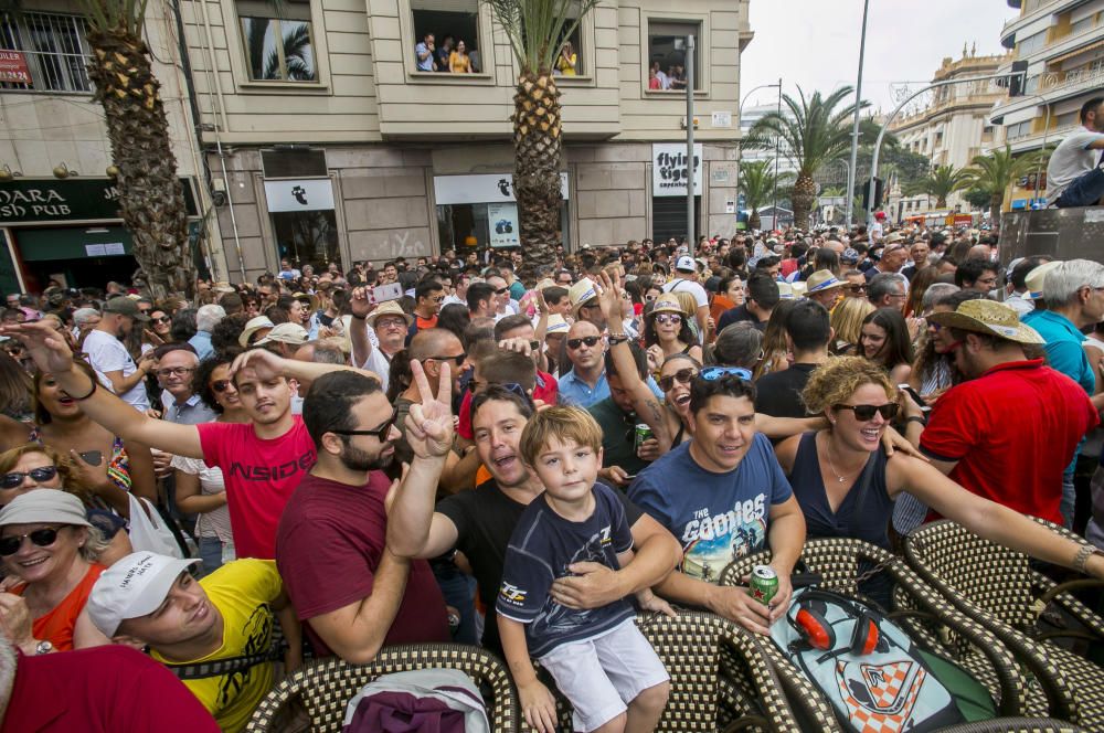 La sexta mascletà del concurso ofrece un espectáculo monótono, con un intenso final terrestre simultáneo que envuelve la plaza