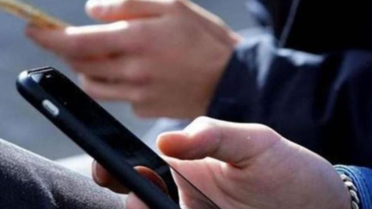 Una persona con un teléfono en la mano