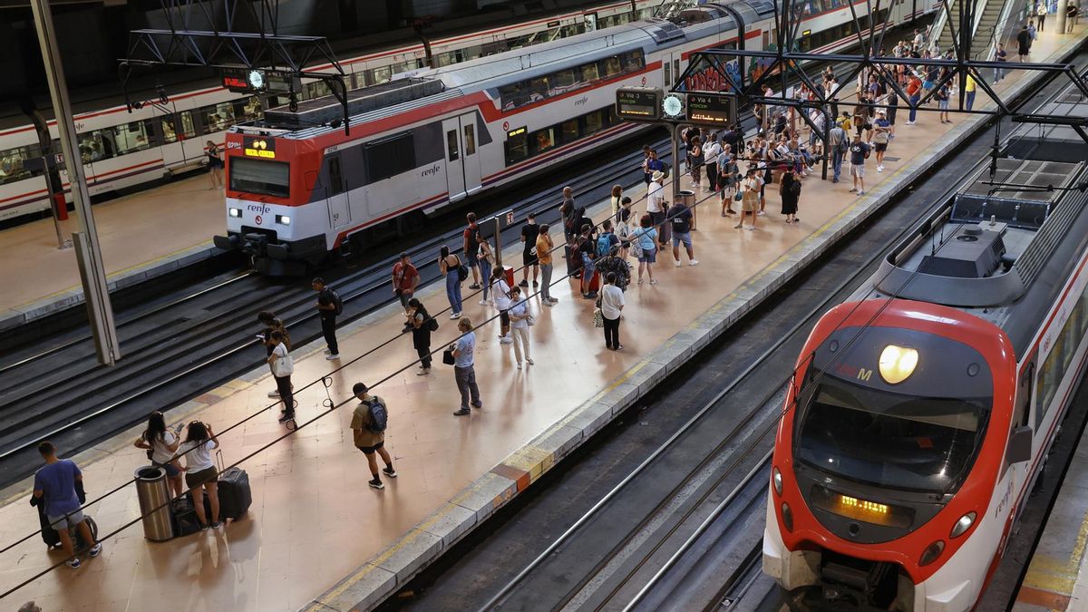 Trenes de Cercanías en la estación de Atocha