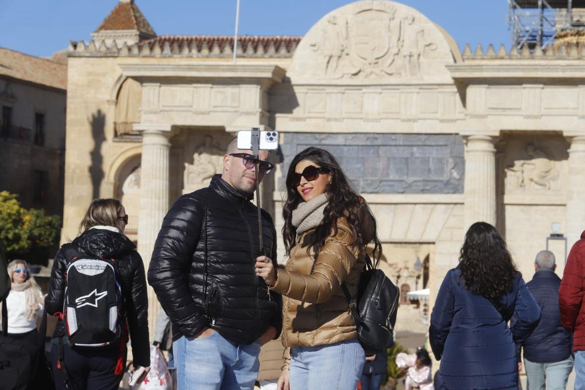 Turistas se hacen un 'selfie' en el Puente Romano.