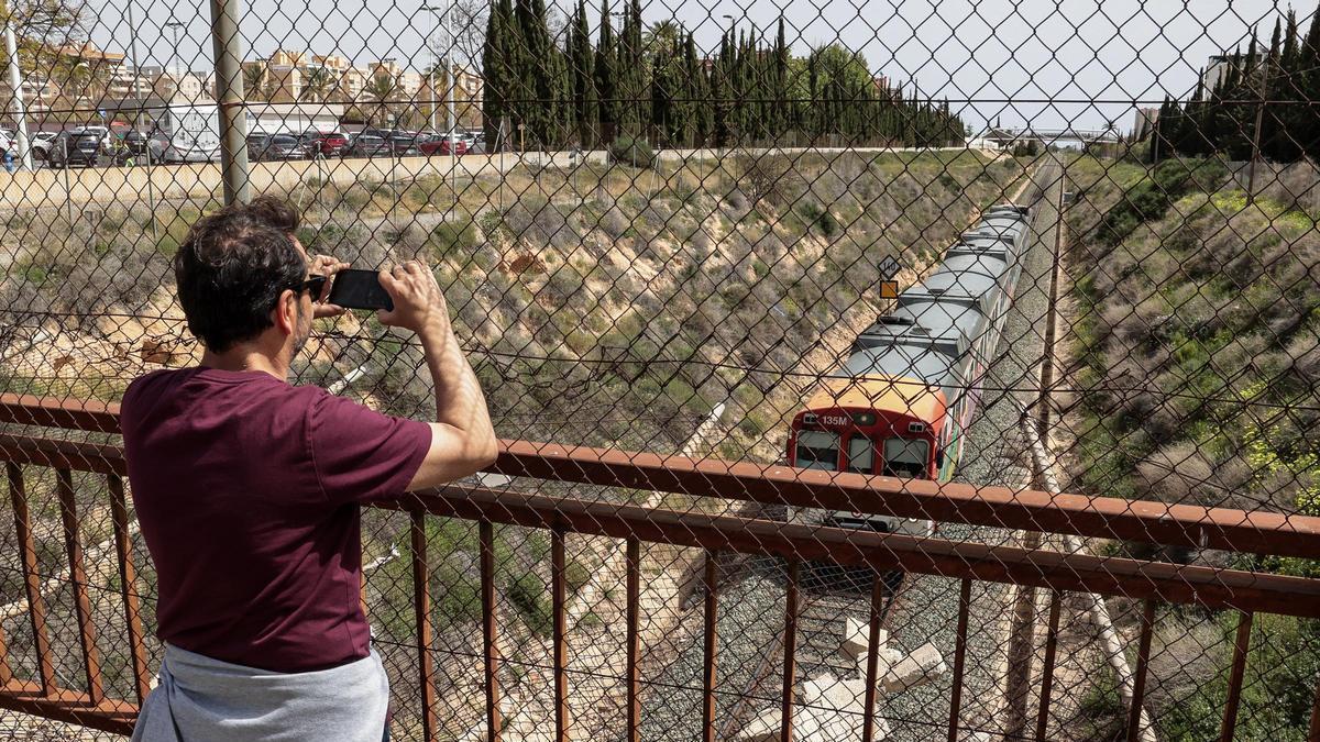 Vandalismo en las vías del tren de cercanías que atraviesa Elche