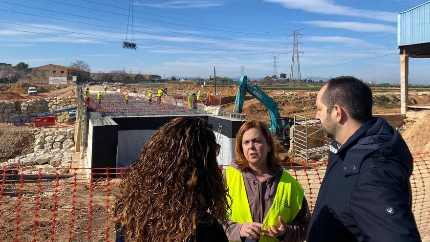Responsables políticos ante las obras del puente dels Cavalls en Aldaia.