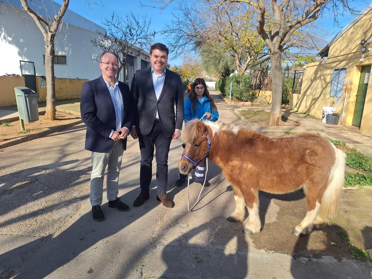 Son Reus dona un pony rescatado a la Policía Montada de Palma