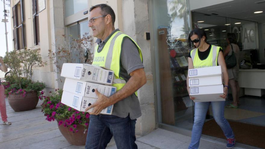 La Guàrdia Civil emportant-se documentació de l&#039;Ajuntament de Lloret relativa a l&#039;adjudicació de la planta de triatge · Carles Colomer