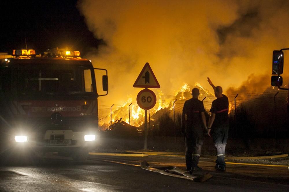 Incendio en la carretera del León, en Elche