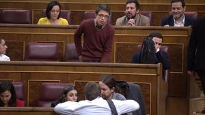 Errejón tras Montero e Iglesias en el pleno del hemiciclo. 