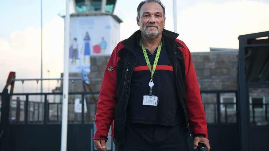 Justo Pérez Ceán, ayer en el bloque técnico del aeropuerto de Alvedro.