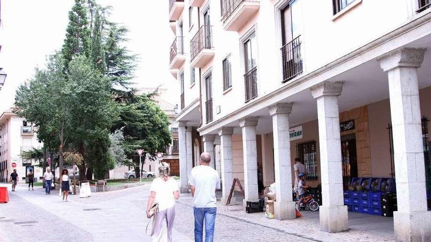 Paseantes y vecinos discurren por el casco antiguo.