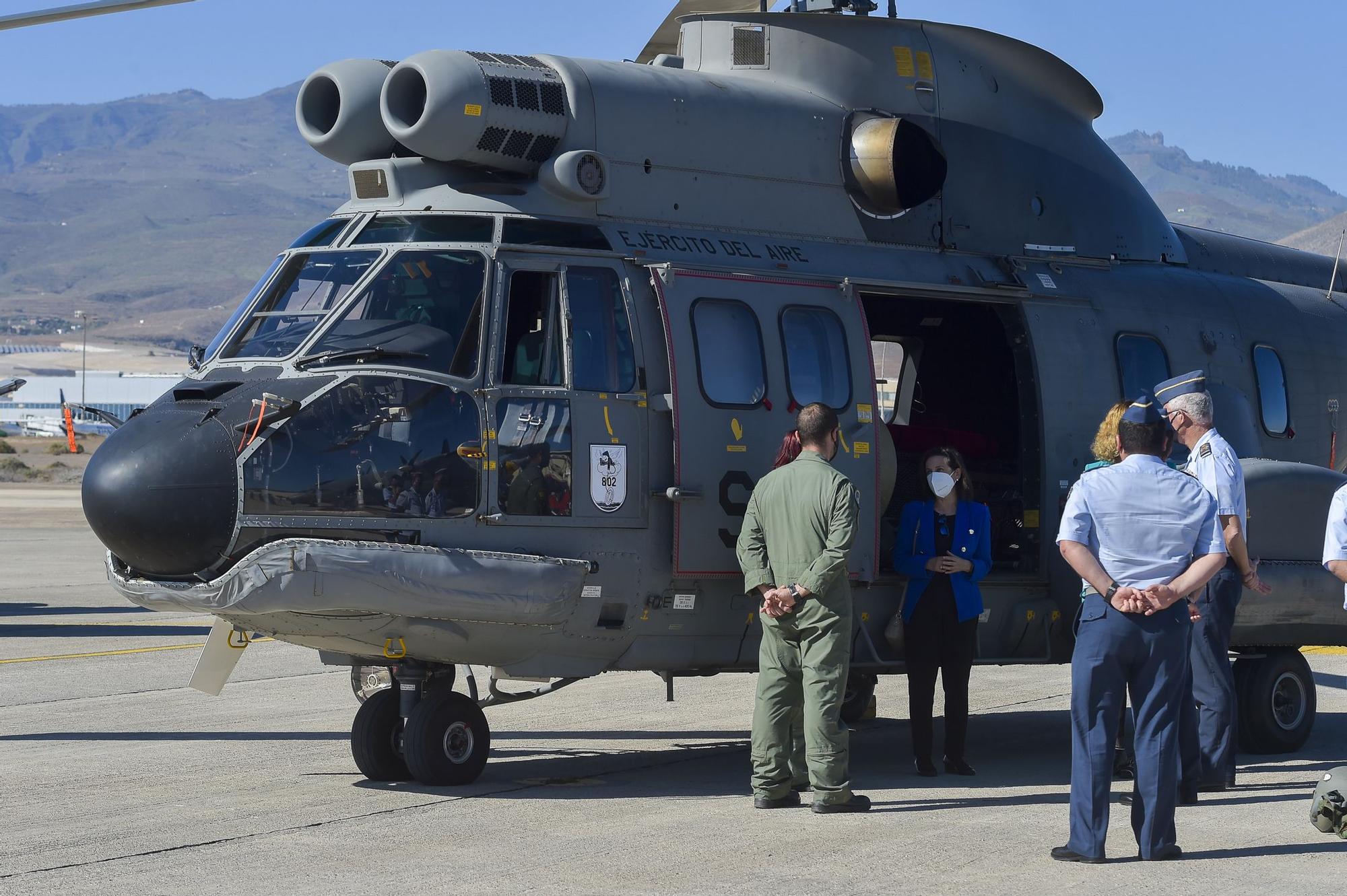 Visita de la ministra Margarita Robles al aeropuerto de Gando.