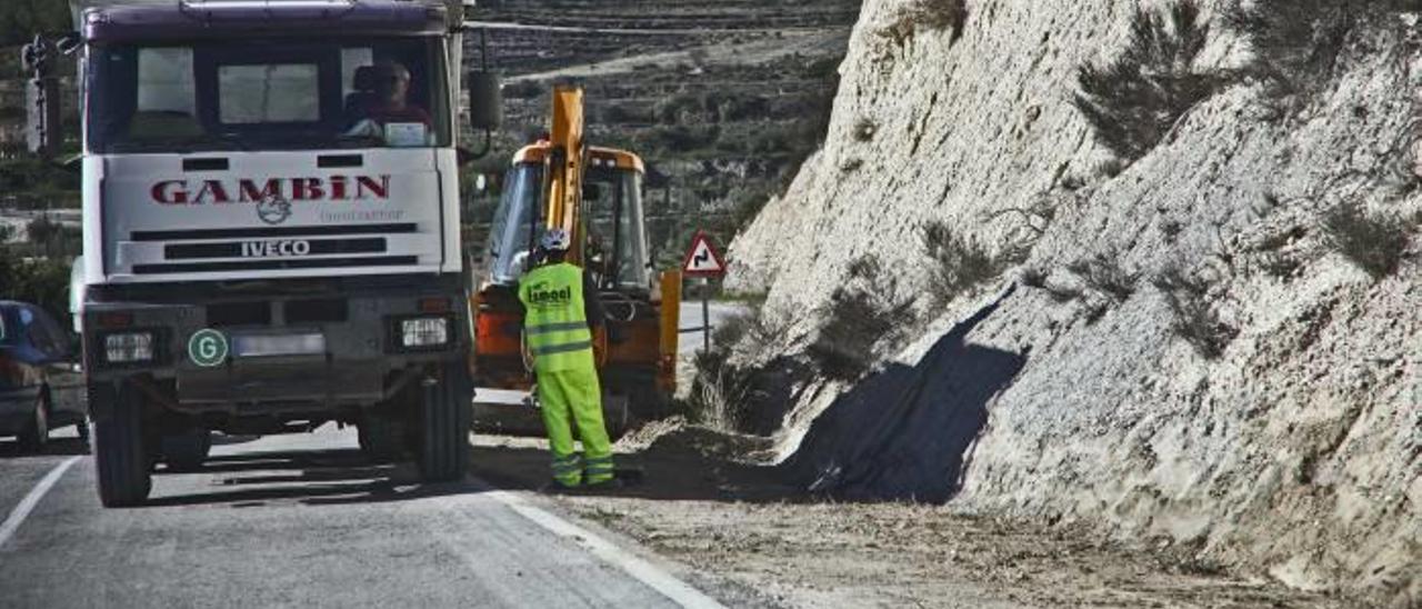 Las lluvias también han causado arrastres de tierras en las carreteras, que se están subsanando.