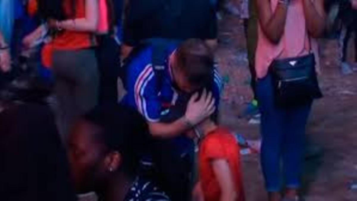 El abrazo entre un aficionado francés y un niño portugués tras la final de la Eurocopa