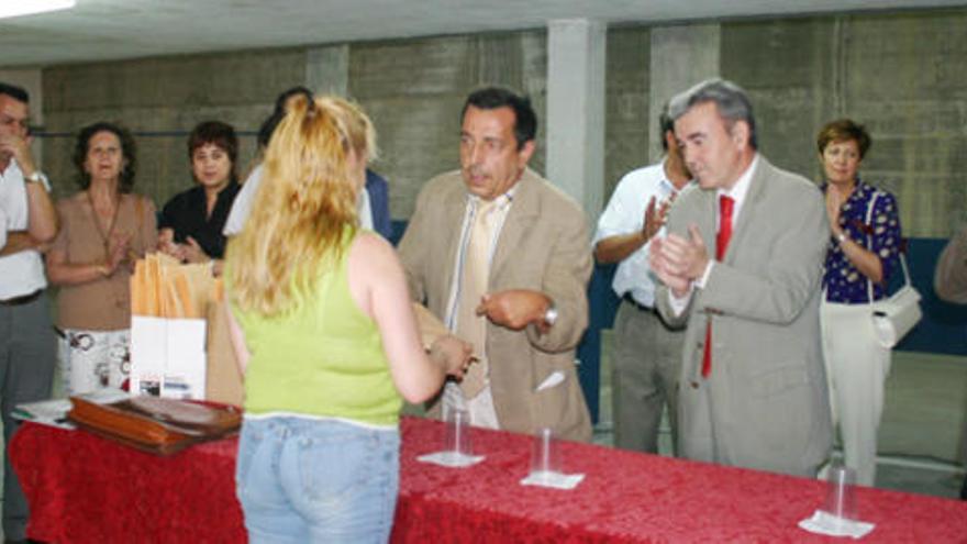 A la izquierda, el actual alcalde, entonces edil, en la entrega de las viviendas en 2006.