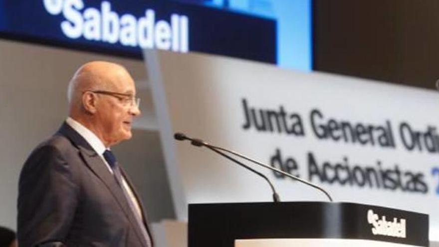 La junta del Sabadell reelige a Oliu entre el malestar por la caída de la acción