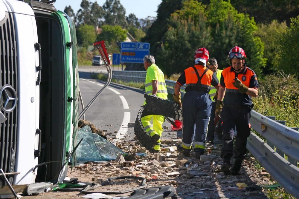 El vuelco de un camión corta dos carriles de la autovía A Estrada-Santiago// Bernabé/Cris V.M.