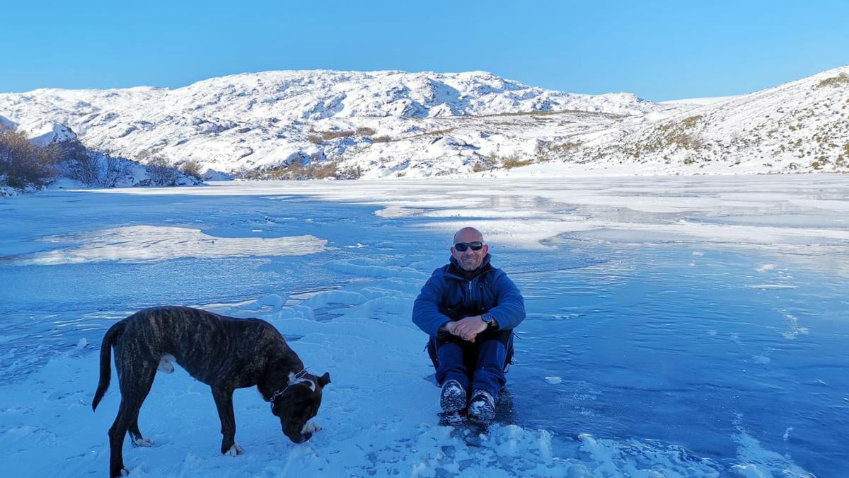 La Laguna de Sotillo, en Sanabria, congelada