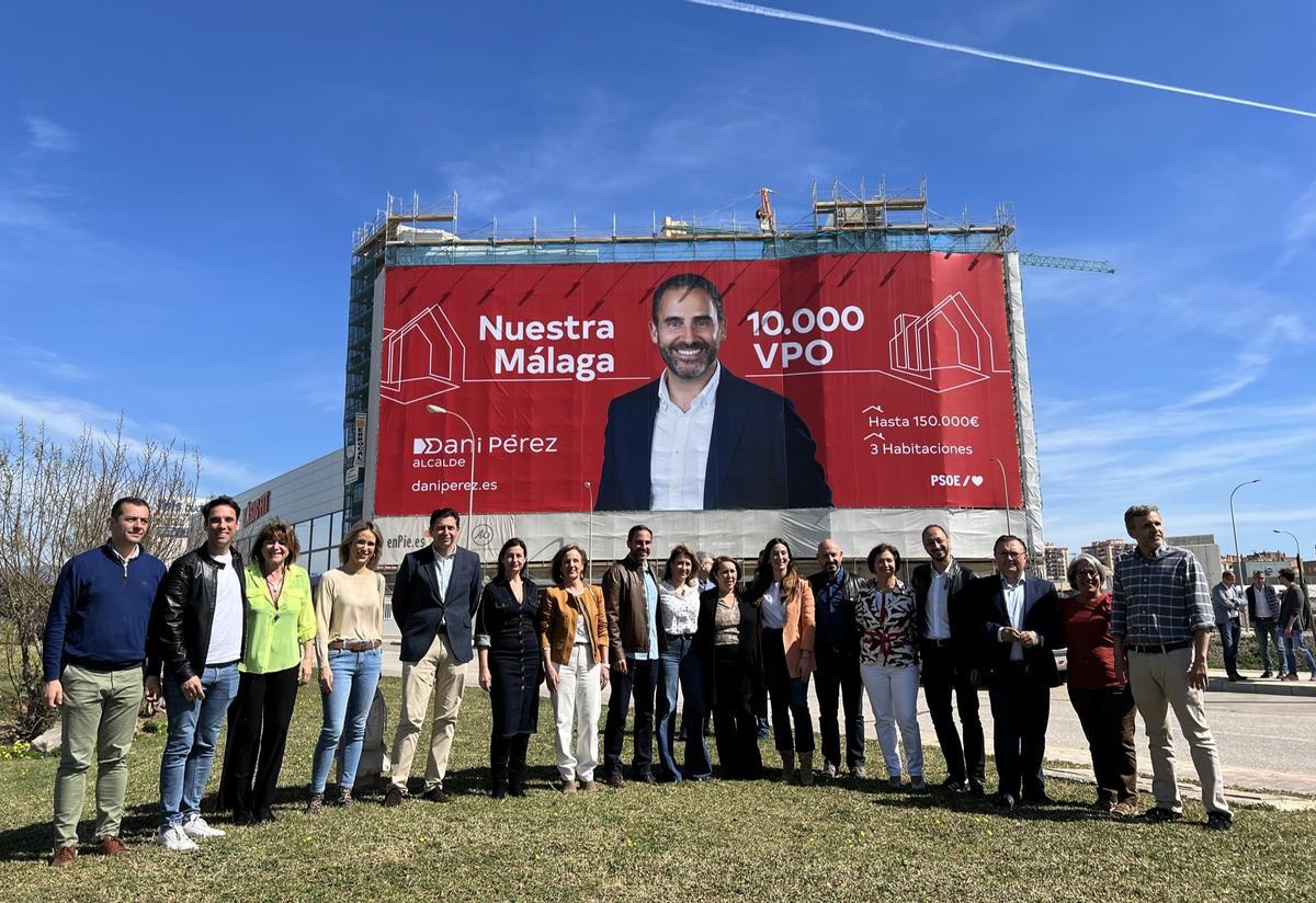 La candidatura socialista, frente a la pancarta de Dani Pérez.