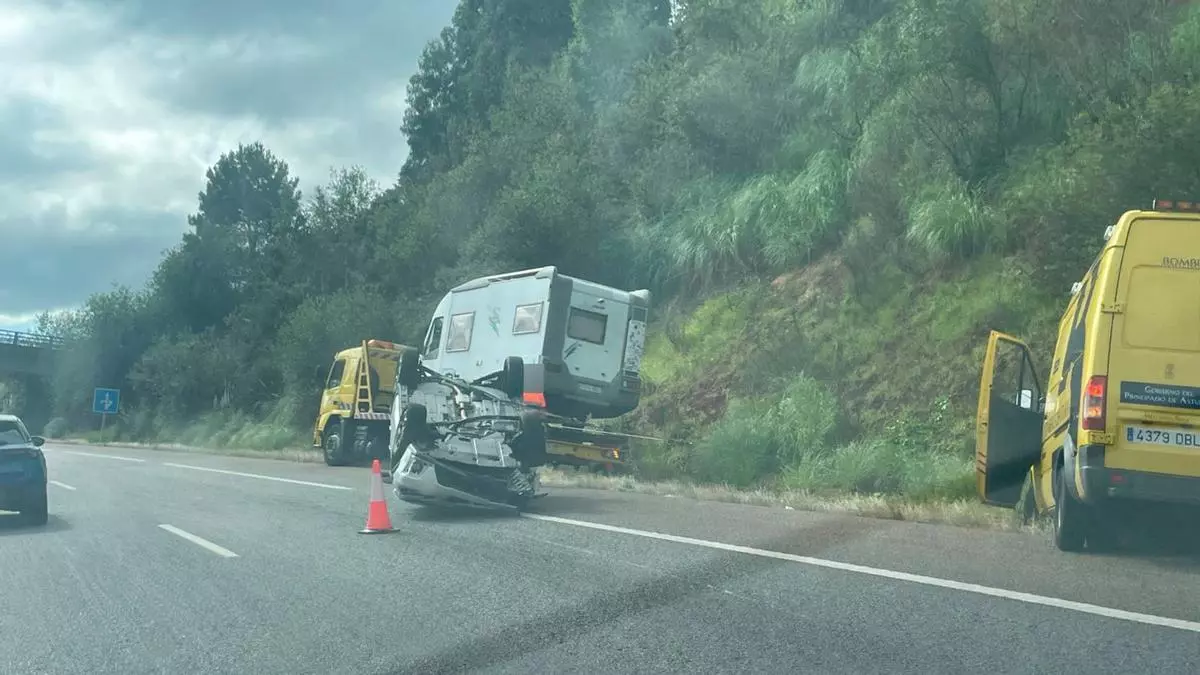 Accidente de tráfico en la comarca de Avilés: dos coches volcados provocaron grandes retenciones en la autopista