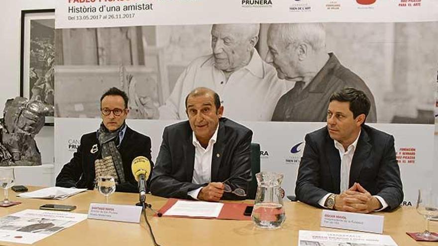 El comisario Joan Punyet, el director de Can Prunera, Santiago Mayol, y Óscar Mayol, presidente de Ferrocarril de Sóller.