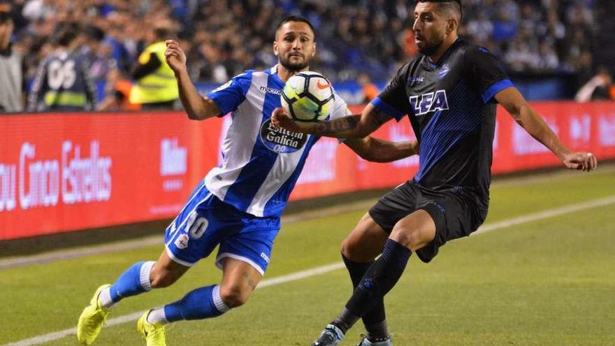 Andone lucha con un defensa del Alavés durante el partido de la primera vuelta en Riazor.