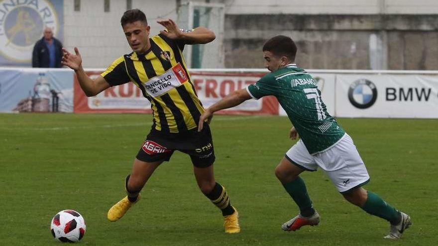 Óscar Martínez, del Coruxo, presiona a Cotilla, del Rápido de Bouzas, en el partido de ida. // Alba Villar