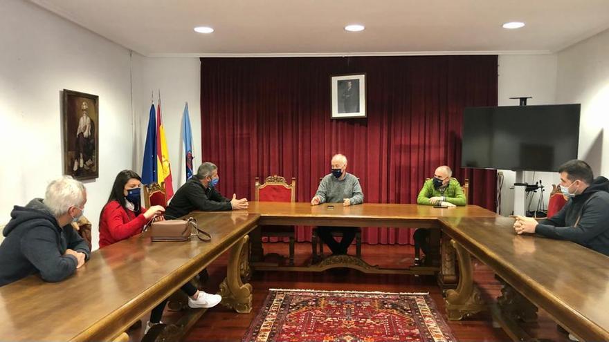 Encuentro del regidor de Vilanova con la asociación &quot;Presume de Vilanova&quot;.