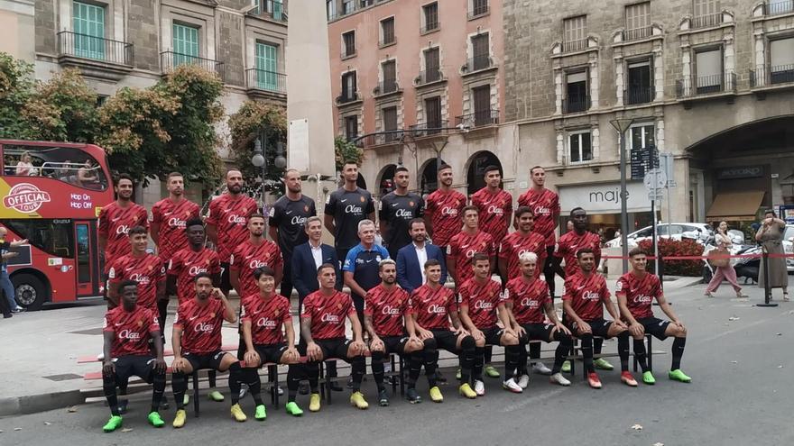 Así se ha hecho la foto oficial del Real Mallorca en la Plaza de las Tortugas de Palma