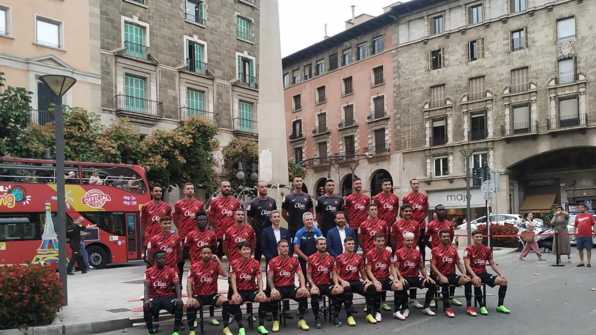 Así se ha hecho la foto oficial del Real Mallorca en la Plaza de las Tortugas de Palma