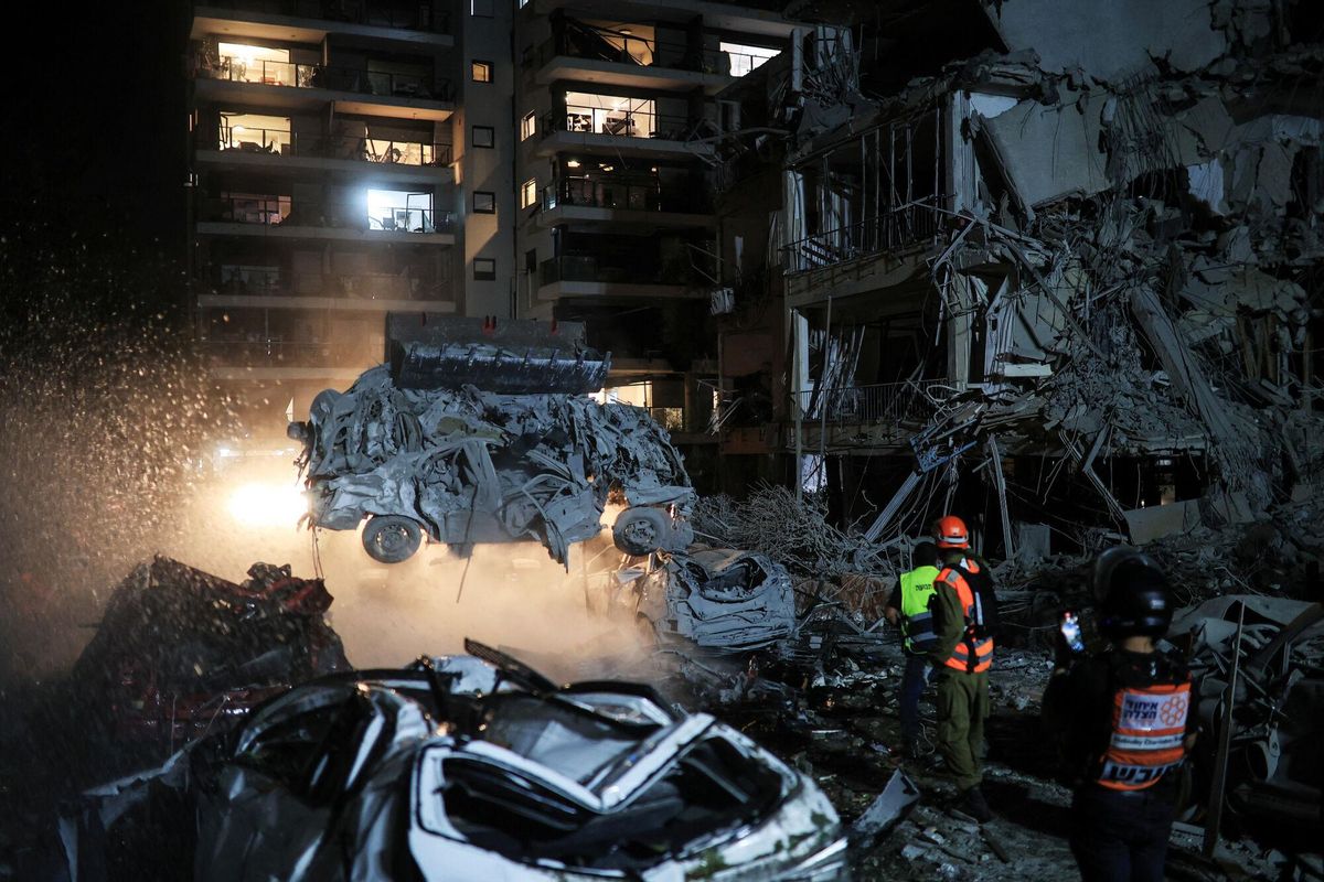 Rescue and security personnel work at an impact site following missile attack from Iran on Israel, at Ramat Gan  June 13, 2025 REUTERS/Itai Ron ISRAEL OUT. NO COMMERCIAL OR EDITORIAL SALES IN ISRAEL     TPX IMAGES OF THE DAY. ISROUT