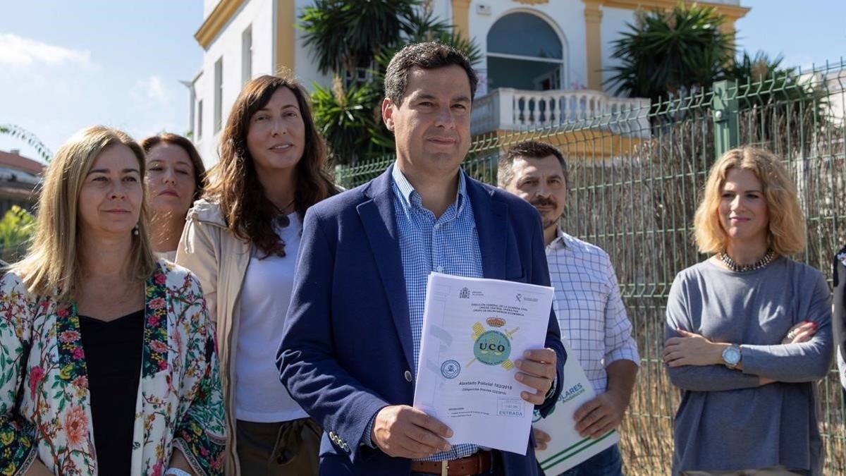 El líder del PP andaluz, Juan Manuel Moreno Bonilla, con el informe policial de la UCO ante el club de alterne Don Angelo, donde se usaron las tarjetas de crédito de la Faffe.