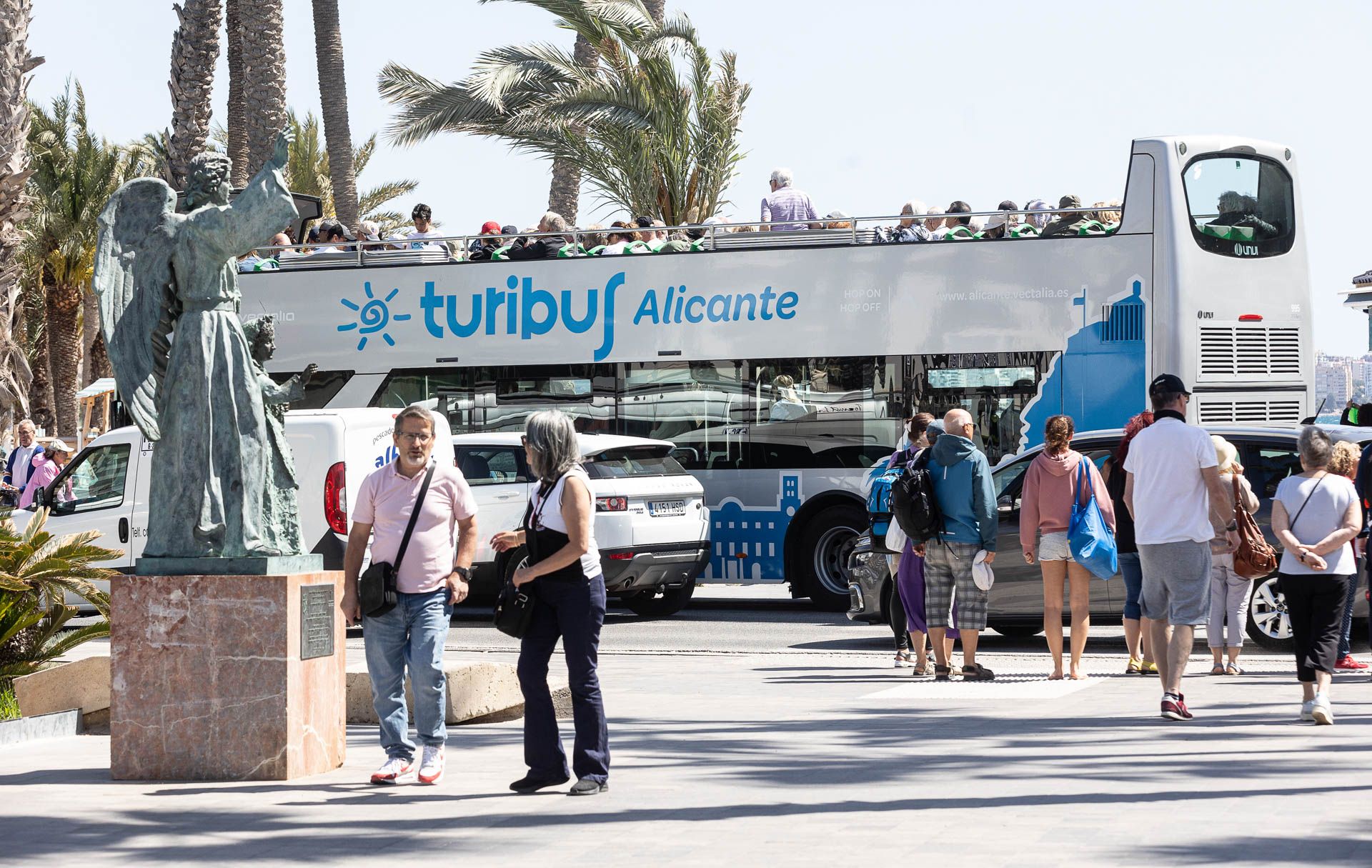 Alicante repleta de turistas con la llegada de dos cruceros