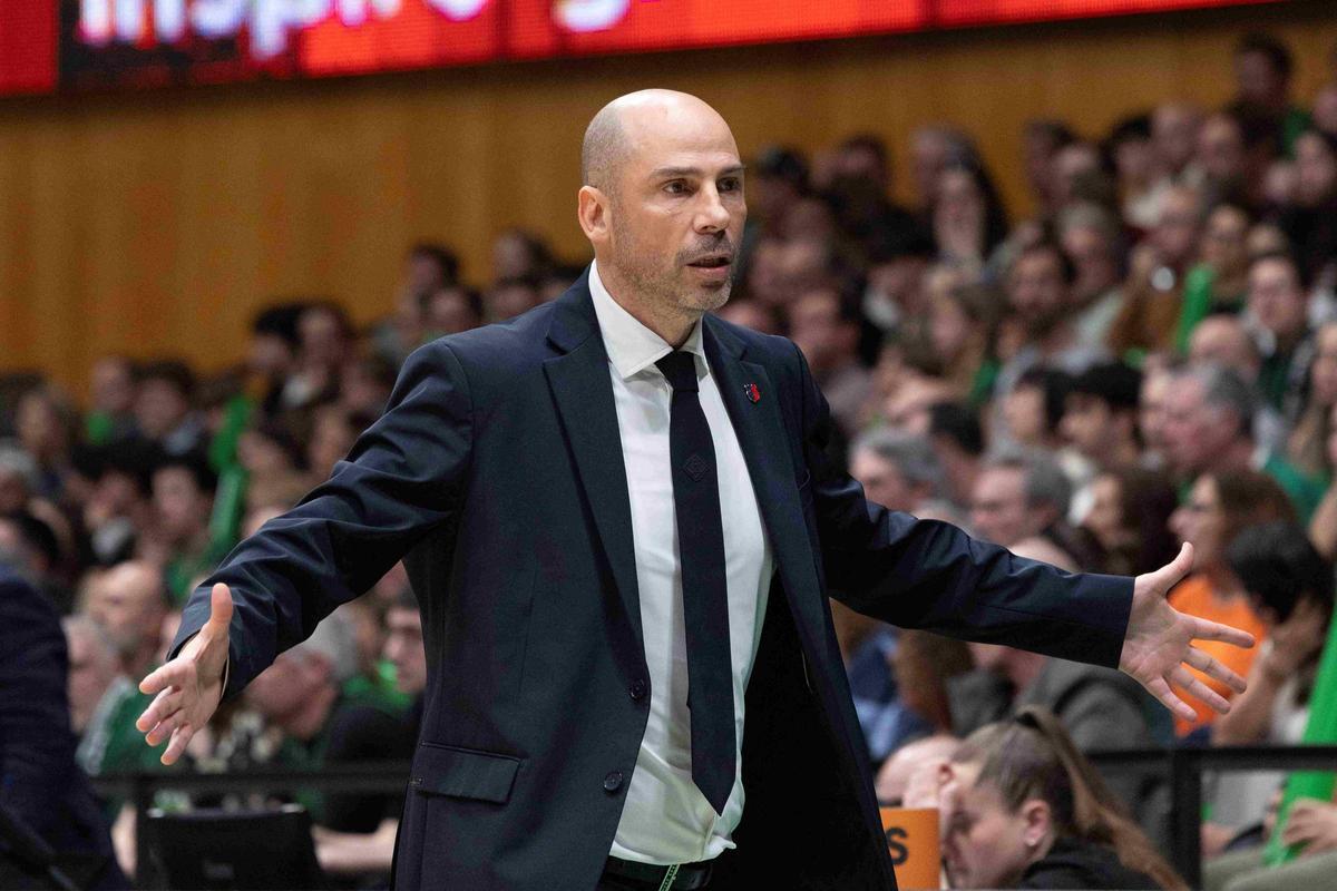 Peñarroya, dando instrucciones en el Olímpic