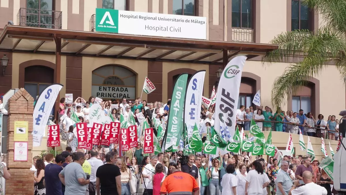 Profesionales sanitarios protestan contra las “abusivas tarifas” del nuevo aparcamiento del Hospital Civil de Málaga: “Nos parece un atraco”
