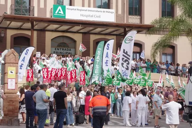 Trabajadores del Hospital Civil y del Hospital Materno Infantil de Málaga se han concentrado frente a las antiguas Urgencias del Civil