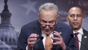 El líder de los demócratas en el Senado, Chuck Schumer, expresa su alarma por las políticas de Trump durante una rueda de prensa en el Capitolio, el pasado 4 de febrero.