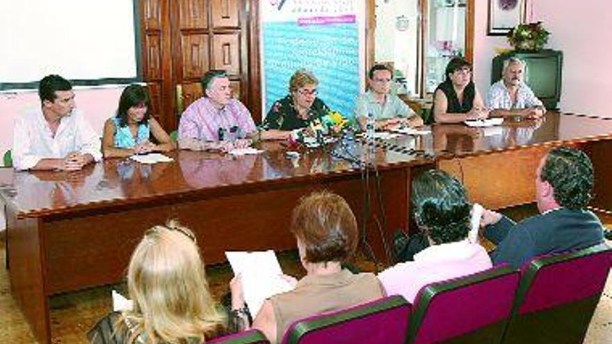 Los dirigentes vecinales durante la presentación de la Iniciativa Popular. / de arcos