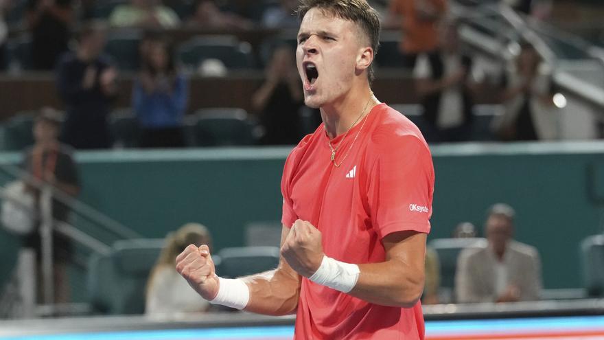 El joven Jakub Mensik reta a Djokovic en la final de Miami