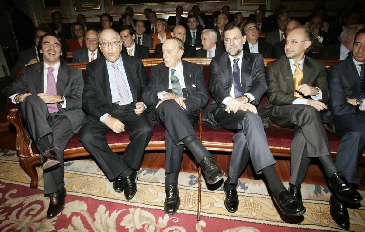José María Aznar, Leopoldo Calvo Sotelo, Manuel Fraga, Mariano Rajoy, Cristóbal Montoro y Eduardo Zaplana, en el acto en el que Rodrigo Rato fue nombrado Colegiado de Honor del Colegio de Economistas de Madrid en el Paraninfo, en 2006.
