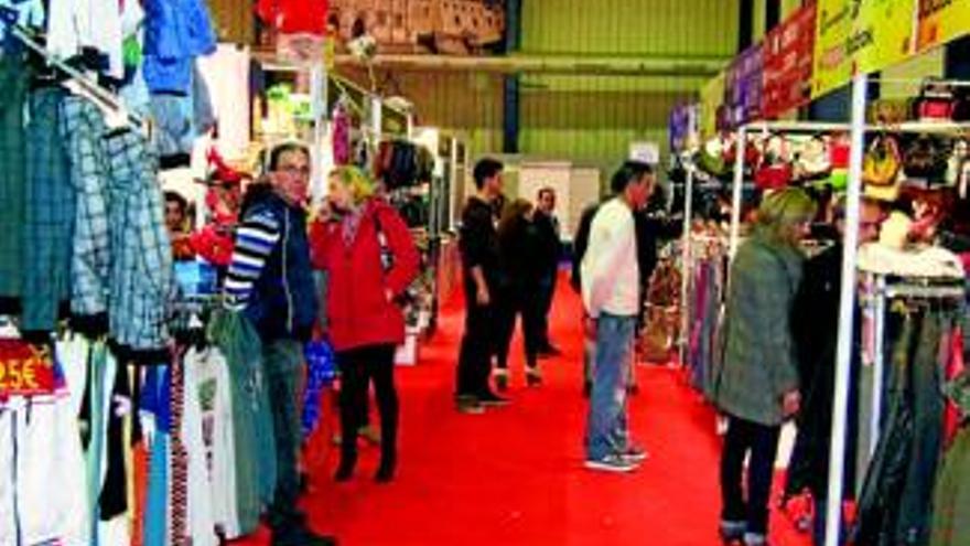 Colas de visitantes en el inicio de la primera feria multiproducto