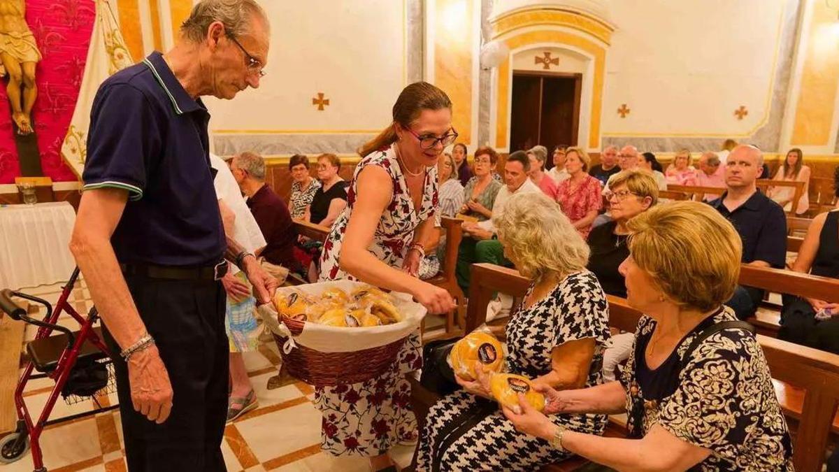 Imagen de la  celebración principal del pasado año, con reparto de 'panets' incluido.