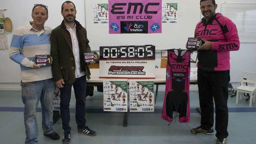 El presidente de la Federación Asturiana de Triatlón, Ángel Fernández; el alcalde, Ángel García, y el presidente del EMC, José Manuel García Mendoza, durante la presentación.